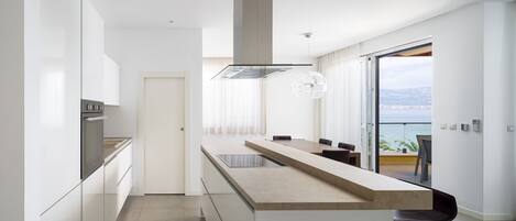 Refrigerador, horno, parrilla de estufa y lavavajillas