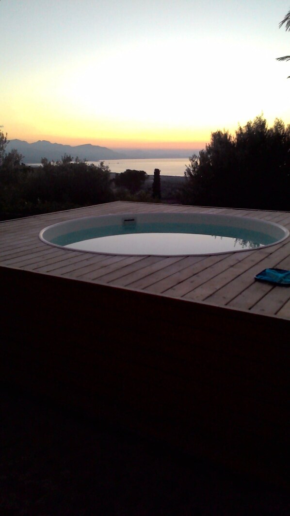 Tina de hidromasaje al aire libre