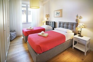 4 habitaciones, tabla de planchar con plancha y cuna de viaje 