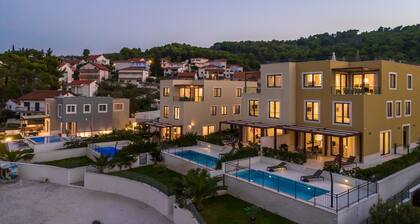 Beachfront Apartment Lemonade with Pool V