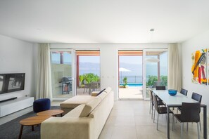 TV - Beachfront Apartment Lemonade with Pool III (Trogir)