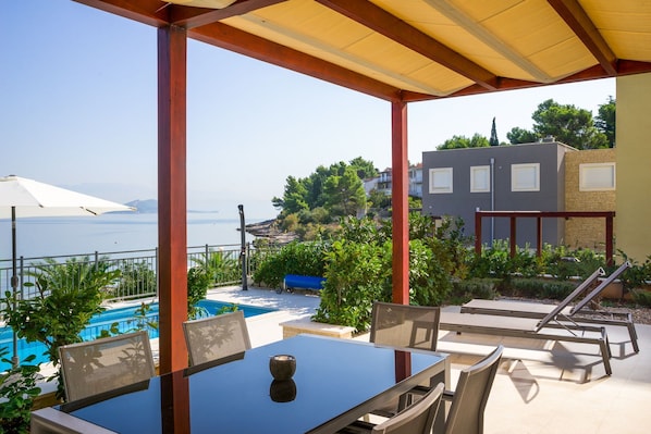 تناول الطعام بالخارج