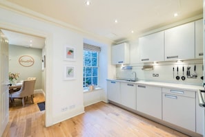 Fridge, microwave, oven, stovetop - Luxury Apartment with Patio in City Centre (Edinburgh)