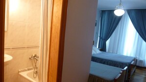 Triple Room, Ensuite - Pensión Pumar (Santiago de Compostela)