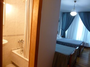 Driepersoonskamer, en-suite badkamer | Gratis wifi