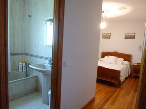 Double Room, Ensuite | Free WiFi - Pensión Pumar (Santiago de Compostela)