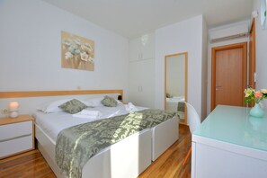 4 bedrooms, desk, iron/ironing board, free WiFi - Villa Stone Art with Pool (Grebaštica)