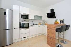Een koelkast, een magnetron, een oven, een kookplaat