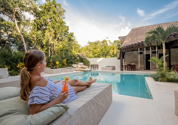 Piscine extérieure, chaises longues