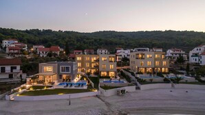 Un complexe hôtelier comprenant plusieurs bâtiments, une piscine et une plage.