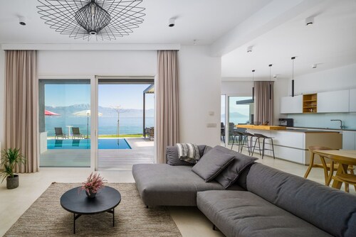 Strandvilla Grey Martini mit Pool