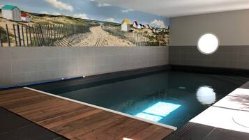 Een binnenzwembad en een verwarmd zwembad