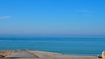 Vlak bij het strand, ligstoelen