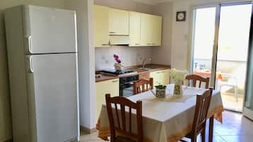 Frigorifero, forno, piano cottura, macchina per tè/caffè