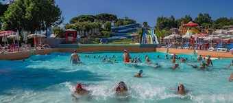 Relaxing and welcoming villa 50 meters from the beach, sleeps 6