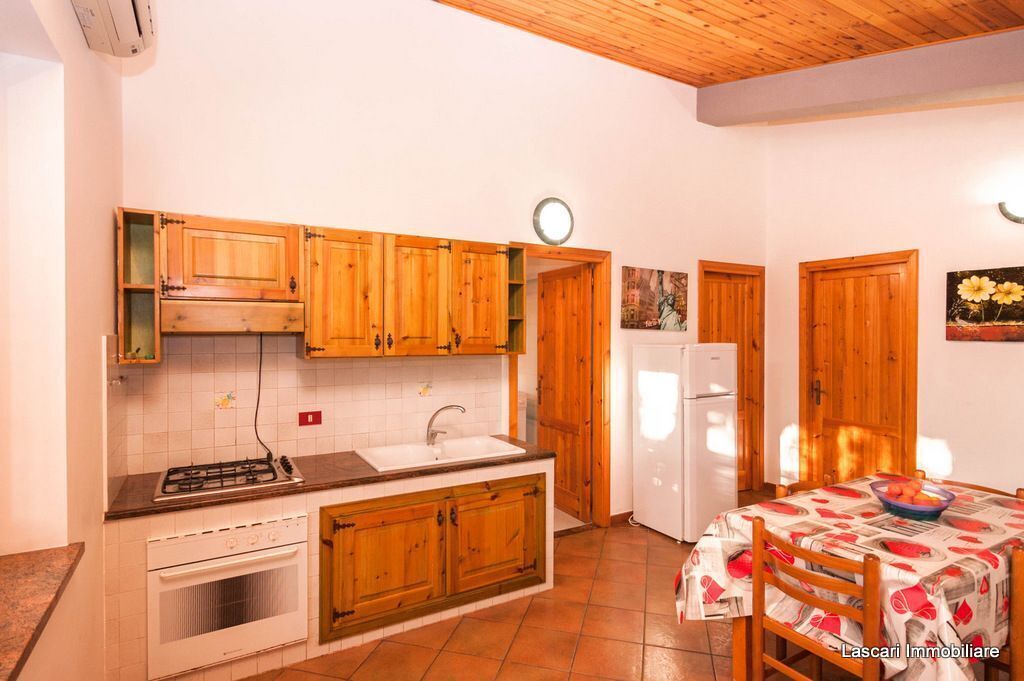 Réfrigérateur, un four, surface de cuisson, vaisselle et ustensiles