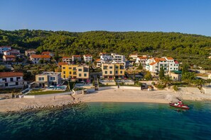 Exterior - Beachfront Apartment Lemonade with Pool I (Trogir)