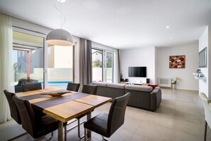 Dining - Beachfront Apartment Lemonade with Pool VII (Trogir)