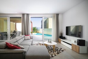 TV - Beachfront Apartment Lemonade with Pool VII (Trogir)
