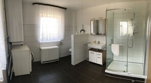 Shower, hair dryer, towels, soap - Bright FeWO f. Families, tourists, craftsmen, fitters (Ellwangen (Jagst))