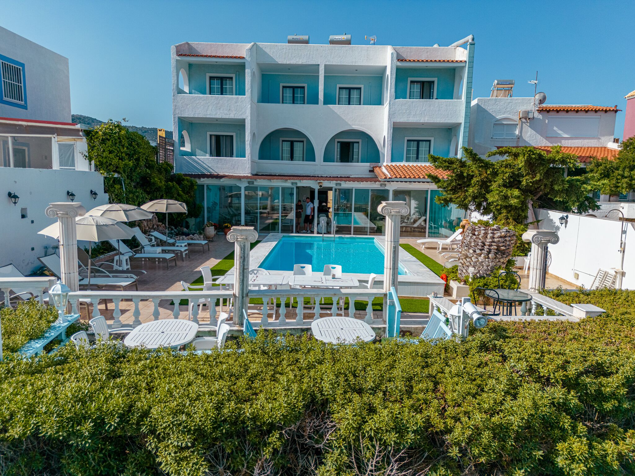 Ulkouima-allas, aurinkotuoleja