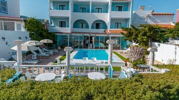 Ulkouima-allas, aurinkotuoleja