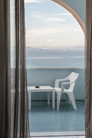 Minibar, escritorio y sistema de insonorización 