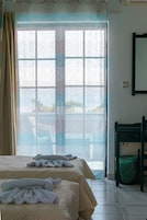 Habitación con 1 cama doble o 2 individuales | Minibar, escritorio, sistema de insonorización