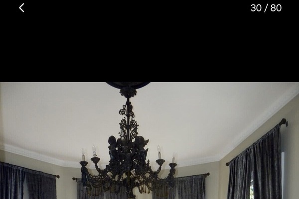 Télévision, cheminée, lecteur de DVD, livres