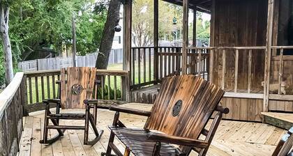 Charming dog-friendly home with expansive deck - near boat ramp & attractions