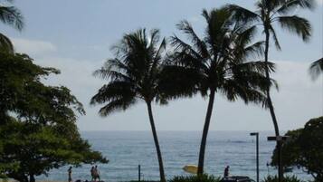 Beach nearby, sun-loungers, beach towels