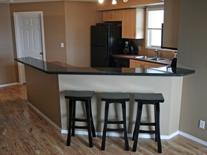 Réfrigérateur, four à micro-ondes, un four, surface de cuisson