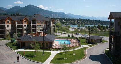 Lake Windermere Beach-themed Family Condo - 5 min. walk to Beach/20 min. to Ski!