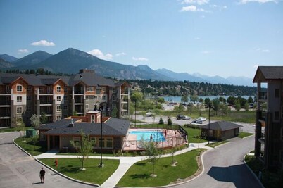Lake Windermere Beach-themed Family Condo - 5 min. walk to Beach/20 min. to Ski!