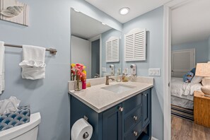 Bañera con ducha, secador de pelo, toallas
