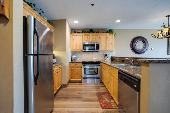 ثلاجة، ميكروويف، فرن، موقد طهي مسطح