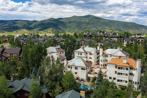 ALL AMENITIES, OWNER RENTS<250 YDS TO MTN!  2BED/2BTH,  HTD HT/POOL, WIFI