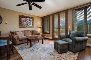 Een smart-tv, een open haard, een dvd-speler en boeken