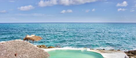 Hồ bơi ngoài trời, ghế dài tắm nắng