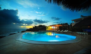 Outdoor pool, pool loungers - Somewhere West (Negril)