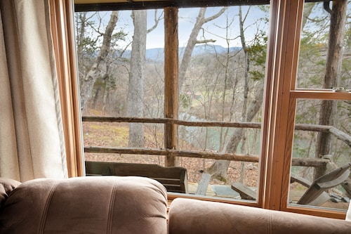 Maalaismainen Mountain Hirsimökki Kyydissä kallion puolella Shenandoah-joen yläpuolella