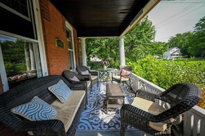 Terrace/patio - The Copper Penny House - Walking Distance To The Falls! (Niagara Falls)