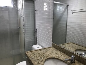 Apartment | Badezimmer | Dusche, Handtücher