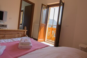 Double Room | Blackout curtains, free cots/infant beds, free WiFi, bed sheets