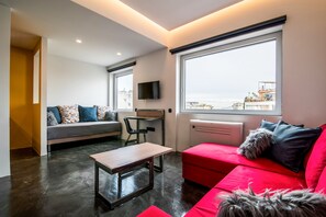 Sábanas de algodón egipcio y caja de seguridad en la habitación 