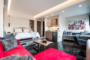 Sábanas de algodón egipcio y caja de seguridad en la habitación 