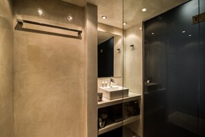 Shower, rainfall showerhead, free toiletries, hair dryer - AthinA STREETAPARTMENTS (Athens)