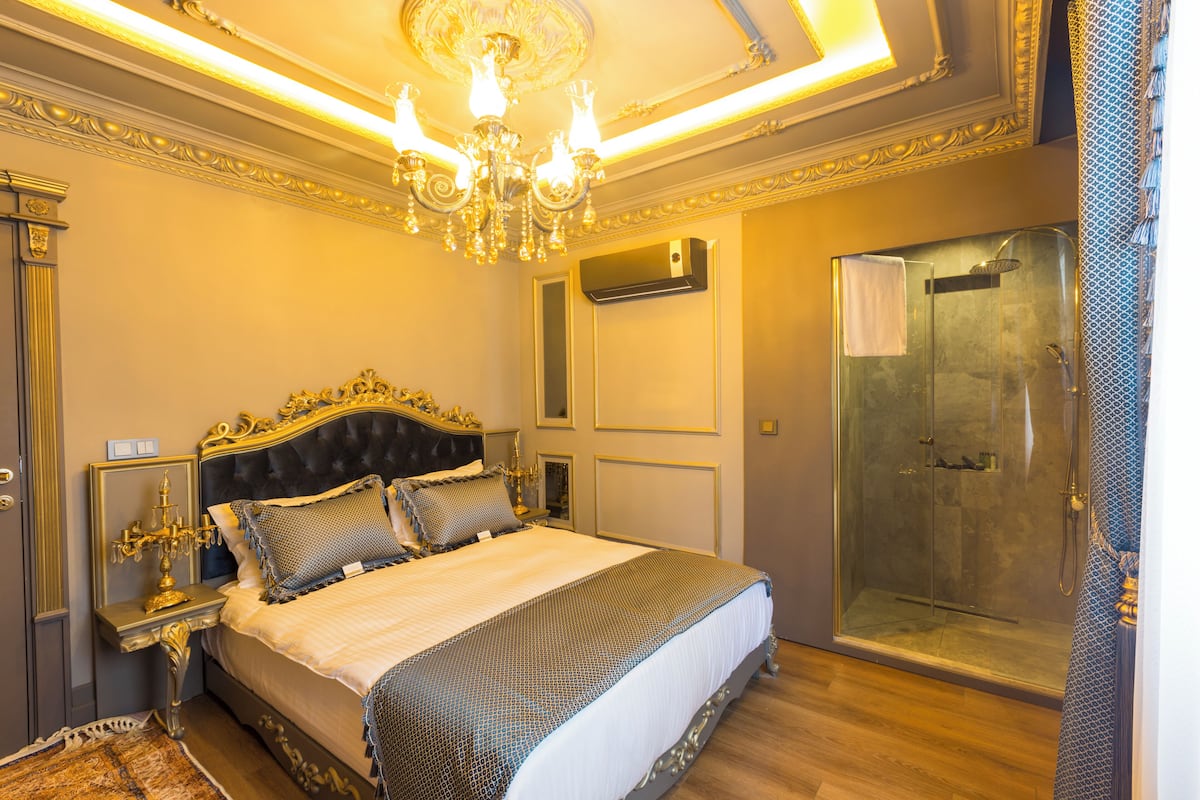 Ropa de cama de alta calidad y caja de seguridad en la habitación