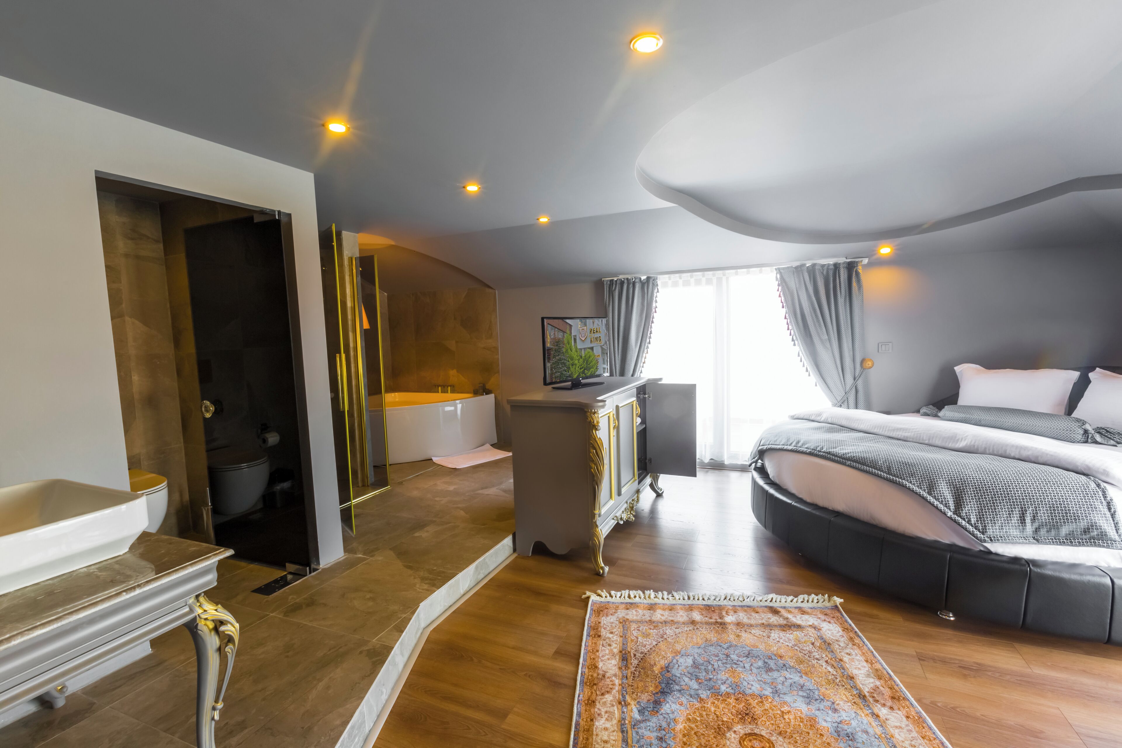 蜜月客房 | 高档床上用品、客房内保险箱、办公桌、笔记本电脑工作区