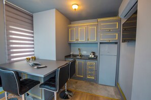 Full-size fridge, electric kettle, cleaning supplies, paper towels - Real King Suite Hotel (Yomra)